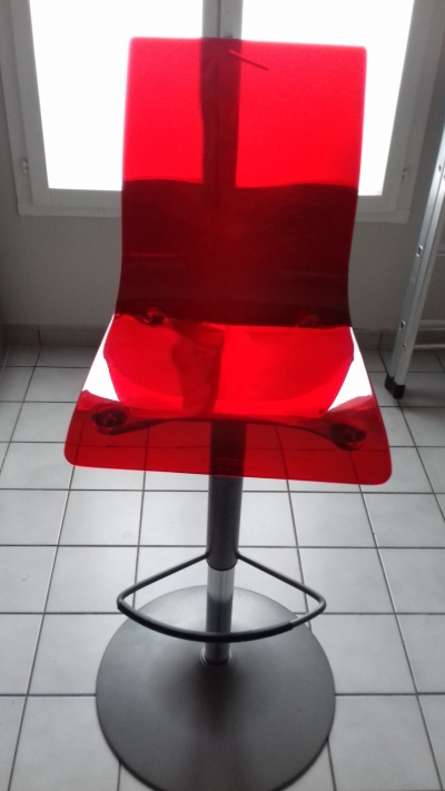 chaise haute rouge pivotante avec dossier  