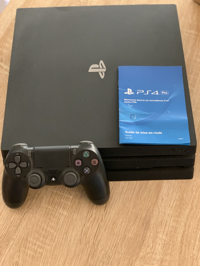 PS4 pro 1TO très bon état