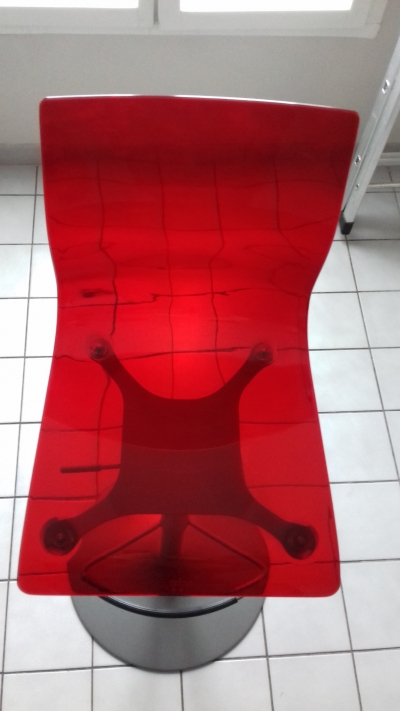 chaise haute rouge pivotante avec dossier  