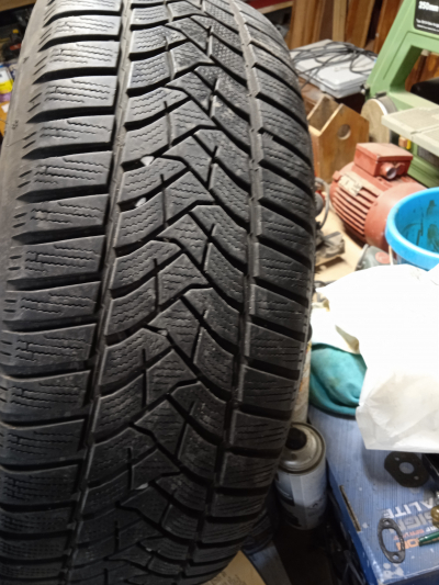 Vend 4 roues équiper de jantes alu avec pneus neiges en 215/60R16 99 H