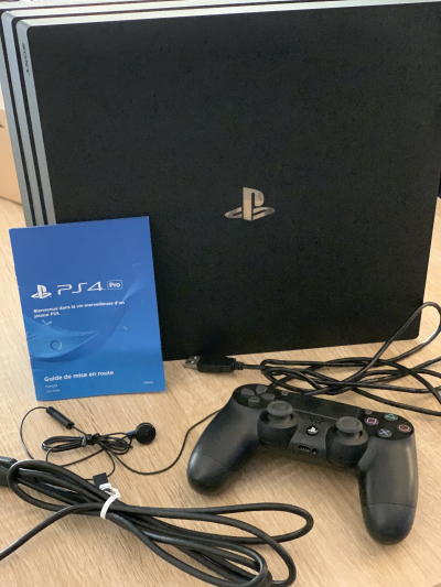 PS4 pro 1TO très bon état