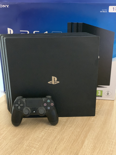 PS4 pro 1TO très bon état