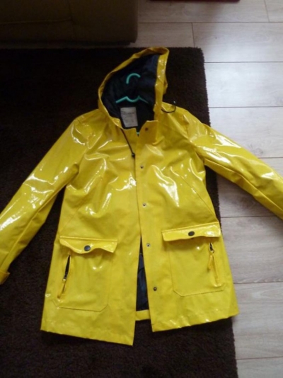 cire vinyl jaune pull and bear