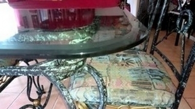Table en ferronnerie plateau verre avec 4 chaises