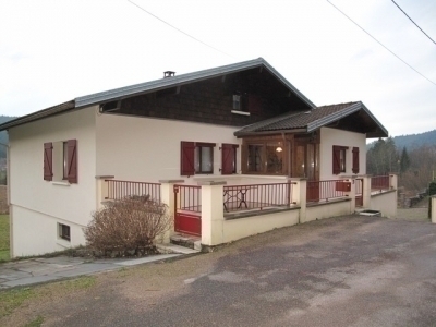 Prés de GERARDMER-MAISON de 110 m2 sur vaste terrain + dépendance avec boxes à chevaux + potager