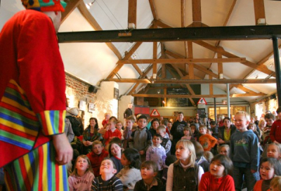 Spectacle de clown, animations de rue pour égayer votre arbre de Noël