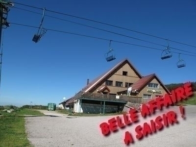 En montagne à 1200 mètres d'altitude, sur la route des crêtes, au coeur de l'important Centre de ski de LA BRESSE - HOHNECK, à vendre l'Auberge de la chaume de Schmargult