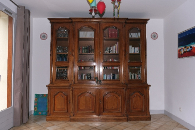 buffet bibliothèque et table en verre