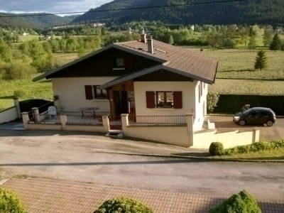 Prés de GERARDMER-MAISON de 110 m2 sur vaste terrain + dépendance avec boxes à chevaux + potager