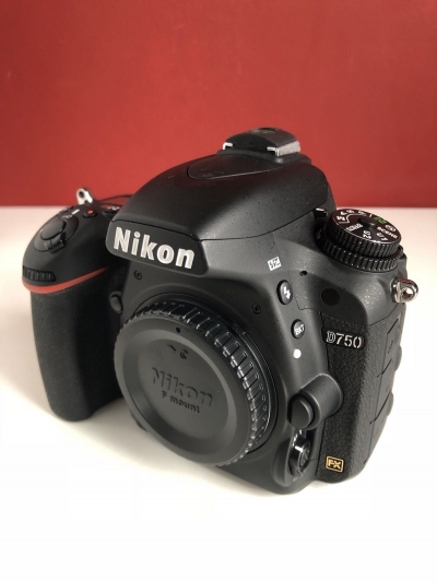 NIKON D750