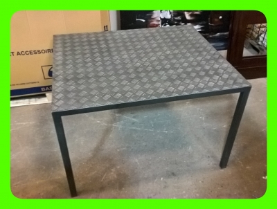 PRESENTOIR TABLE STRIEE ALUMINIUM  ET METAL