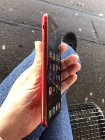 Iphone 11 64 gb rouge bon prix disponible immediatement