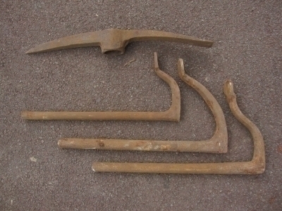 Outils de maintien et pioche (sans le manche).