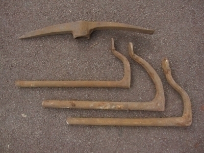 Outils de maintien et pioche (sans le manche).