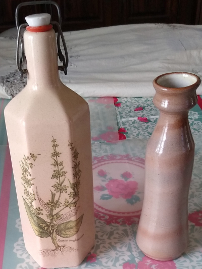 Lot d'anciennes bouteilles en terre cuite et grès vernissés