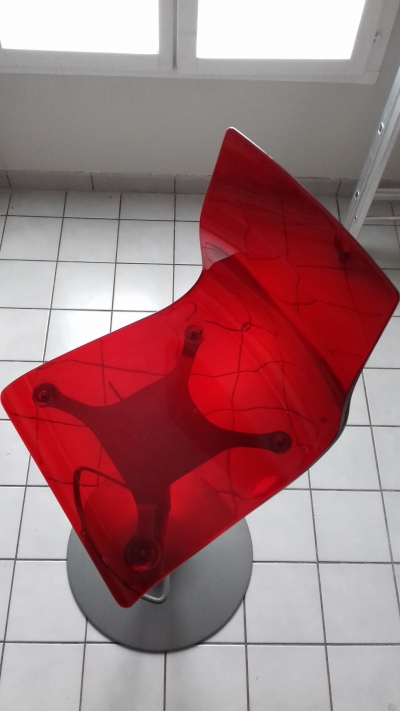 chaise haute rouge pivotante avec dossier  