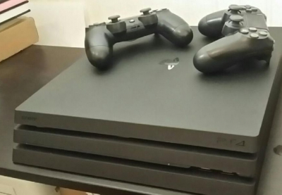 Ps4 pro + 2 manettes + 5 jeux